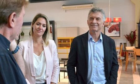 Soy un tipo raro, no tomo café, no tomo alcohol y no fumo. Lo mío es el crack y la heroína, bromeó el expresidente en Rosario. Soy un tipo raro, no tomo café, no tomo alcohol y no fumo. Lo mío es el crack y la heroína, bromeó el expresidente en Rosario.