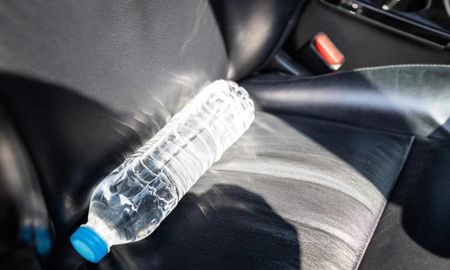 Las altas temperaturas en el auto pueden favorecer la proliferación de bacterias en la botella y el agua. Las altas temperaturas en el auto pueden favorecer la proliferación de bacterias en la botella y el agua.