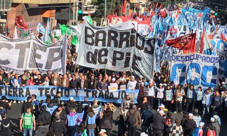 La asociación Abuelas de Plaza de Mayo manifestó este viernes preocupación por el nuevo Protocolo para el mantenimiento del orden público ante el corte de vías de circulación. La asociación Abuelas de Plaza de Mayo manifestó este viernes preocupación por el nuevo Protocolo para el mantenimiento del orden público ante el corte de vías de circulación.