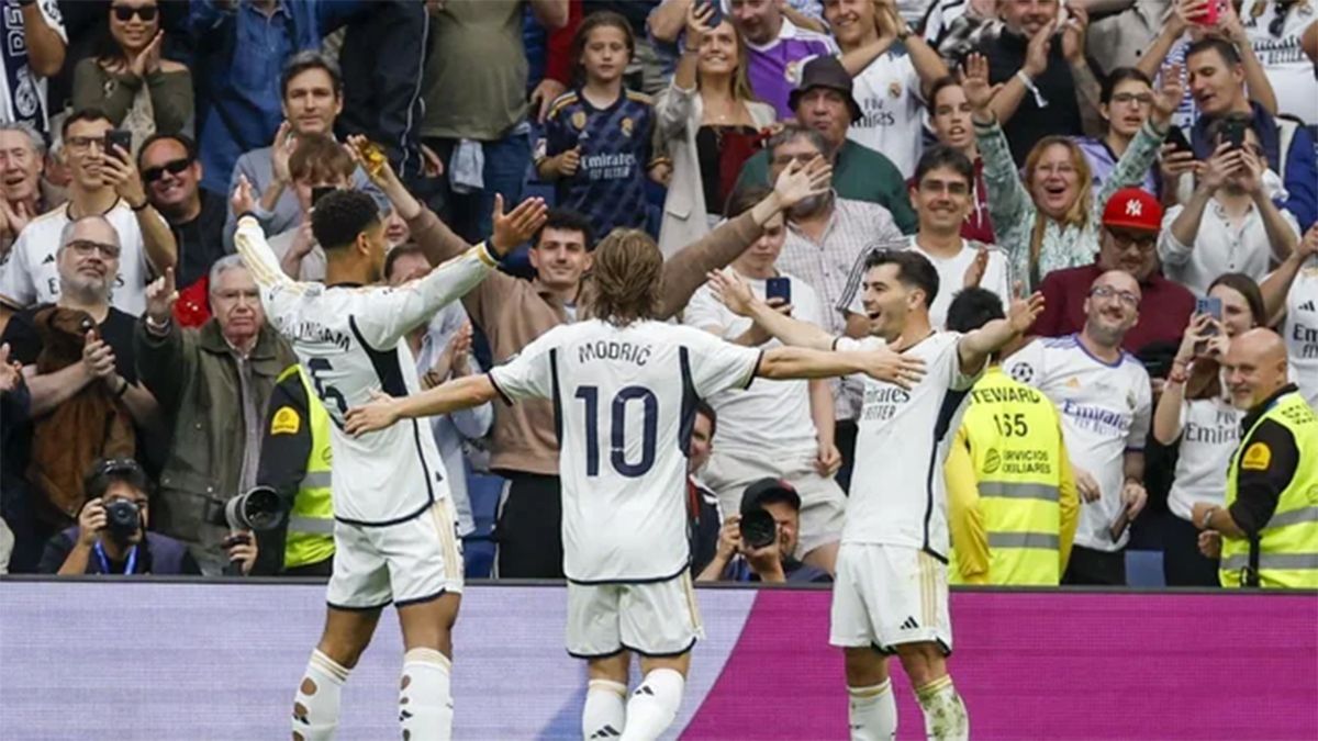 Brahim Díaz celebra su gol junto a Jude Bellingham y Luka Modric. Foto: NA/Reuters