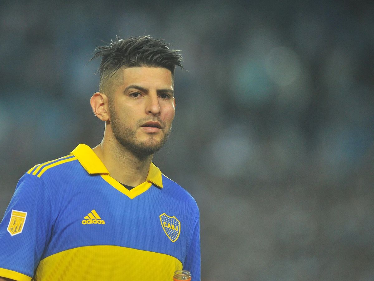 Carlos Zambrano salió al segundo tiempo con Racing con un golpe en el pómula producto de su pelea con Darío Benedetto en el entretiempo.