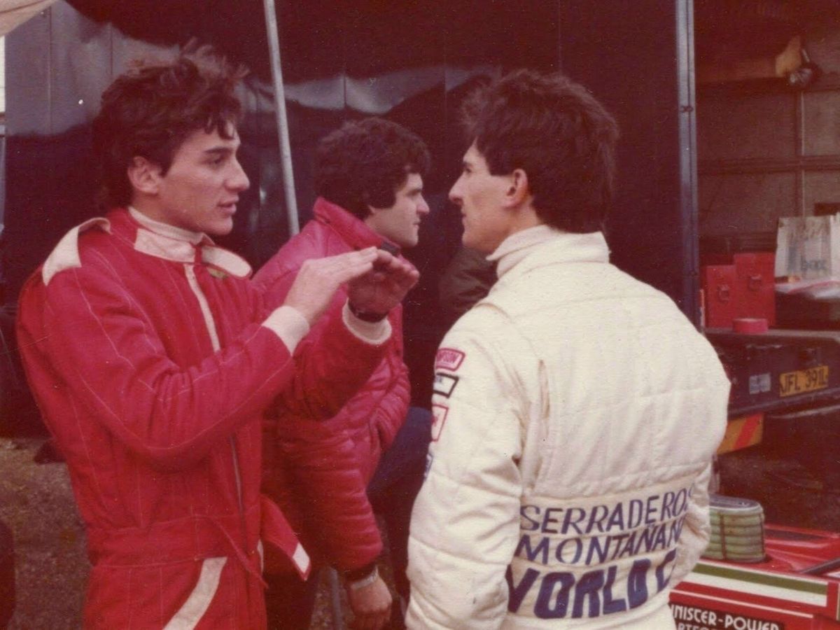 Quique Mansilla fue un reconocido piloto argentino que compitió en Europa y compartió pista con Ayrton Senna en los inicios de su carrera. Quique Mansilla fue un reconocido piloto argentino que compitió en Europa y compartió pista con Ayrton Senna en los inicios de su carrera.