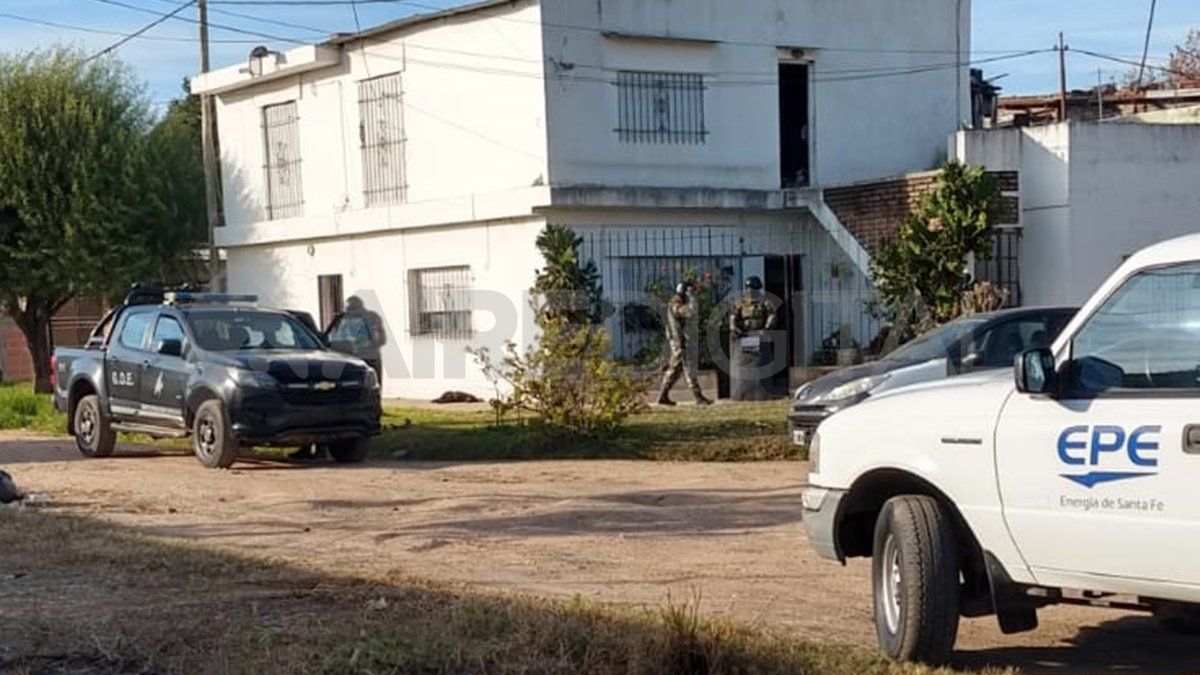 La esquina Ex Combatientes de Malvinas y Hermanos Figueroa estuvo copada por agentes policiales.&nbsp;