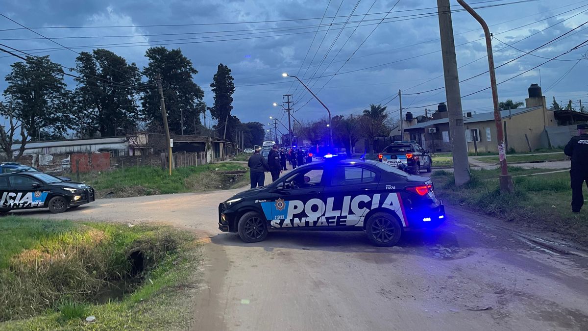 El agente se atrincheró en su vivienda y efectuó disparos contra el personal policial El agente se atrincheró en su vivienda y efectuó disparos contra el personal policial