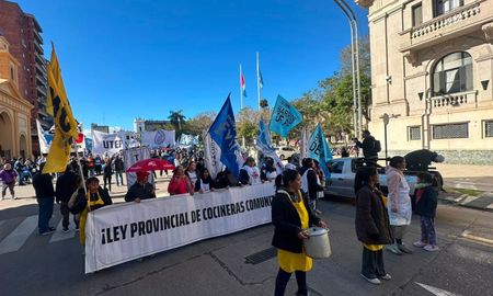 Los manifestantes se dirigen por General López hacia la Legislatura. Los manifestantes se dirigen por General López hacia la Legislatura.
