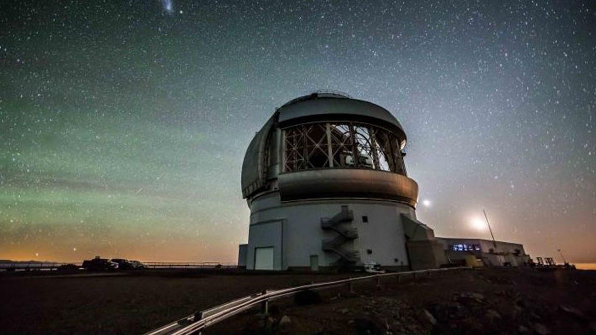 El Observatorio Gemini Sur está ubicado a una altura de 2.737 metros sobre el nivel del mar, en el Cerro Pachón, en Chile. Es operado por una sociedad internacional que incluye a los Estados Unidos, Canadá, Brasil, Argentina y Chile.