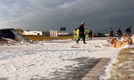 autopista rosario-buenos aires: dos camiones chocaron y derramaron 30 toneladas de harina autopista rosario-buenos aires: dos camiones chocaron y derramaron 30 toneladas de harina