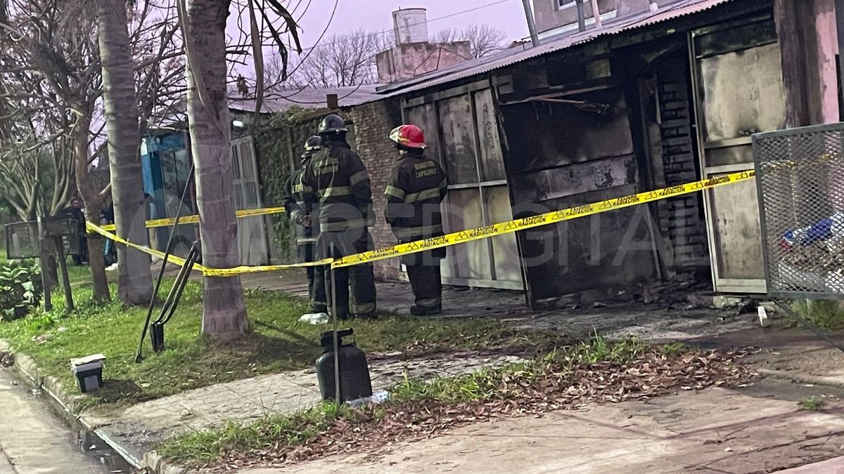 El fuego comenzó cerca de las 3 en la vivienda ubicada en Bernardo de Irigoyen al 7700 El fuego comenzó cerca de las 3 en la vivienda ubicada en Bernardo de Irigoyen al 7700