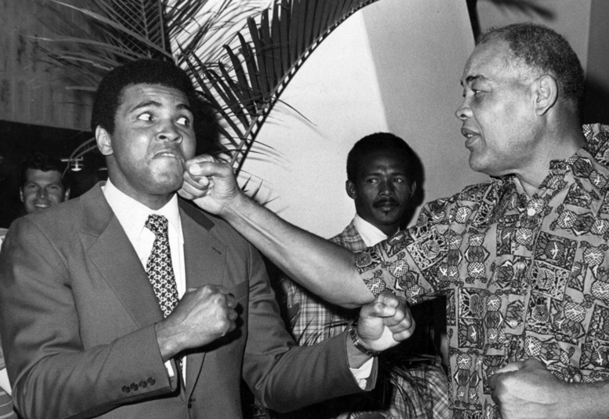 Muhammad Ali siempre profesó un gran respeto por Joe Louis y, muchas veces, se encontraron en distintos eventos. El Bombardero de Detroit aún ostenta el récord de defensas de la corona de la máxima división (25), mientras que El Más Grande fue el primero en la historia en consagrarse tricampeón pesado. Muhammad Ali siempre profesó un gran respeto por Joe Louis y, muchas veces, se encontraron en distintos eventos. El Bombardero de Detroit aún ostenta el récord de defensas de la corona de la máxima división (25), mientras que El Más Grande fue el primero en la historia en consagrarse tricampeón pesado.