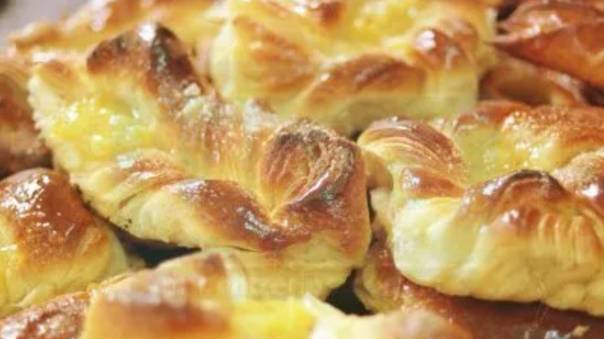 Estas facturas hojaldradas caseras son una excelente opción para disfrutar del auténtico sabor de la panadería argentina sin salir de tu casa. Estas facturas hojaldradas caseras son una excelente opción para disfrutar del auténtico sabor de la panadería argentina sin salir de tu casa.