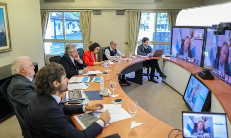 Alberto Fernández reunido con los gobernadores por videoconferencia, antes de anunciar la extensión de la cuarentena. Alberto Fernández reunido con los gobernadores por videoconferencia, antes de anunciar la extensión de la cuarentena.
