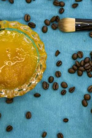 La mascarilla coreana a base de café y miel ganó popularidad en las redes sociales por sus propiedades estéticas. La mascarilla coreana a base de café y miel ganó popularidad en las redes sociales por sus propiedades estéticas.