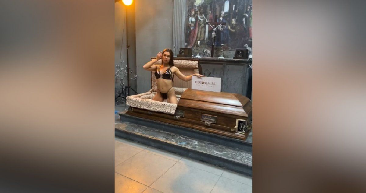 Mujeres semidesnudas: la polémica forma de una funeraria para anunciar sus servicios