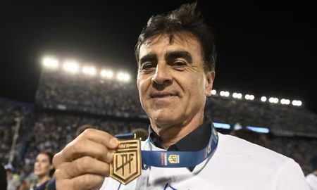 Gustavo Quinteros, entrenador de Vélez, no estuvo presente en la final vs. Estudiantes, ya que tenía el casamiento de su hija. Gustavo Quinteros, entrenador de Vélez, no estuvo presente en la final vs. Estudiantes, ya que tenía el casamiento de su hija.