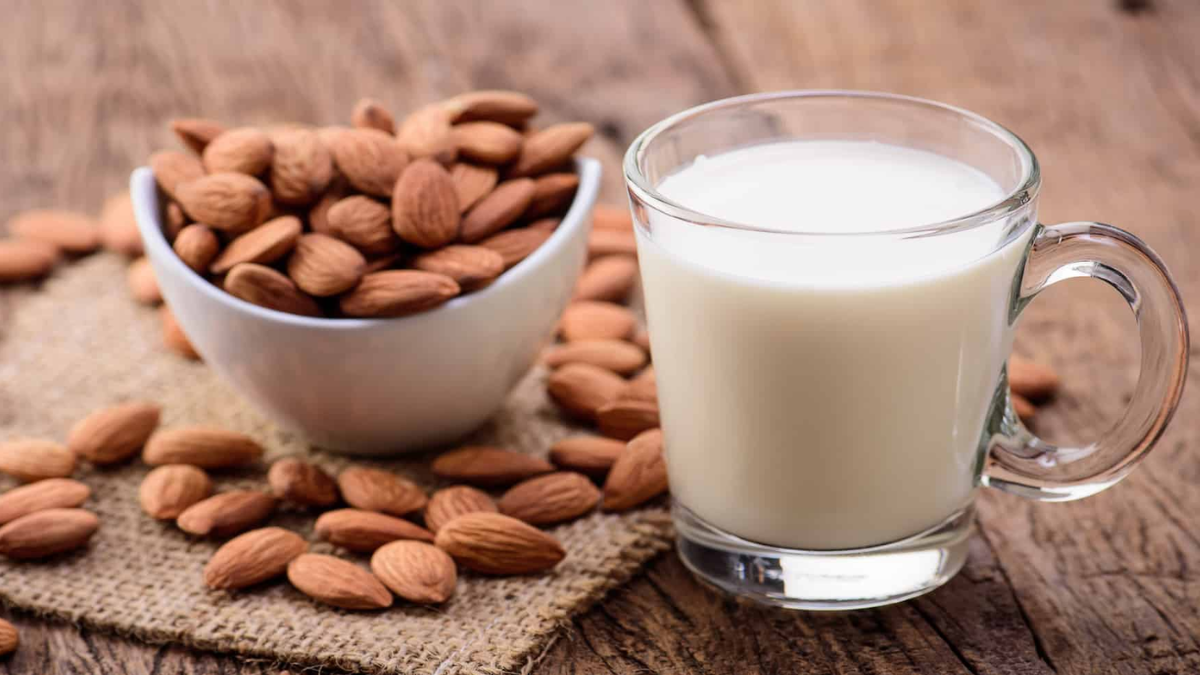 Cómo hacer leche de almendras en casa: la receta infalible para ahorrar dinero