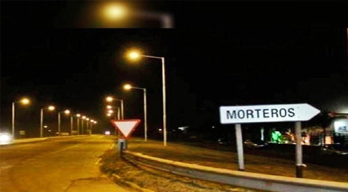 Covidiota organizó una fiesta clandestina multitudinaria en su casa y le robaron las valiosas joyas de la madre