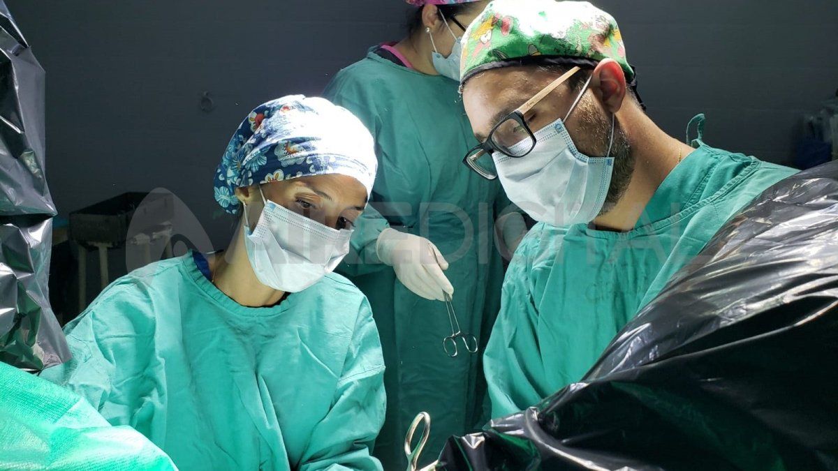 Los médicos Matías y Victoria Batlle Casas son especialistas en urología y brindaron sus recomendaciones.