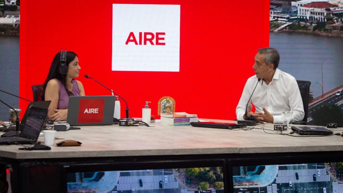 El secretario de Salud de la provincia visitó los estudios de AIRE y durante la entrevista hizo un repaso por los desafíos enfrentados durante los dos años que lleva la pandemia de covid-19.