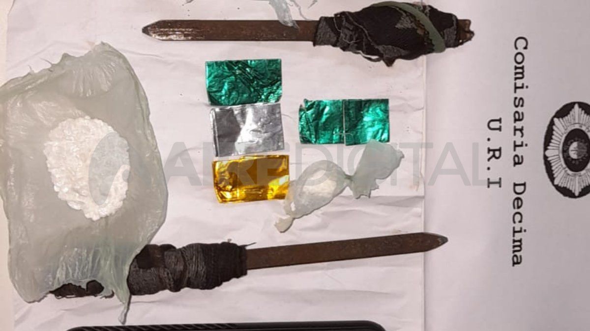 La droga y los cuchillos encontrados en el patio de la Seccional Décima.