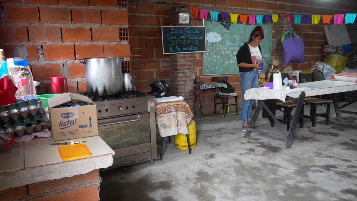 El chocolate está listo, mientras Alejandra, mamá del nieto de Gabi, prepara las tortitas negras. A las 17, se entrega a merienda para que las familias puedan compartirla en la mesa de sus hogares. El chocolate está listo, mientras Alejandra, mamá del nieto de Gabi, prepara las tortitas negras. A las 17, se entrega a merienda para que las familias puedan compartirla en la mesa de sus hogares.