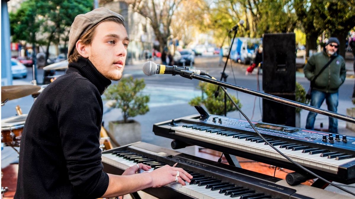 El artista marplatense, de 19 años, acaba de presentar un álbum en vivo y se encuentra viviendo en Buenos Aires para avanzar con su carrera artística.