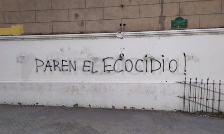 Las pintadas que aparecieron este jueves en Rosario, con críticas al gobierno local y provincial. Las pintadas que aparecieron este jueves en Rosario, con críticas al gobierno local y provincial.