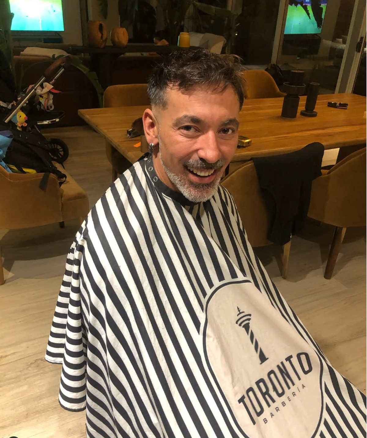 El Pocho Lavezzi visitó Santa Fe y se mostró muy feliz con su nuevo look. El Pocho Lavezzi visitó Santa Fe y se mostró muy feliz con su nuevo look.