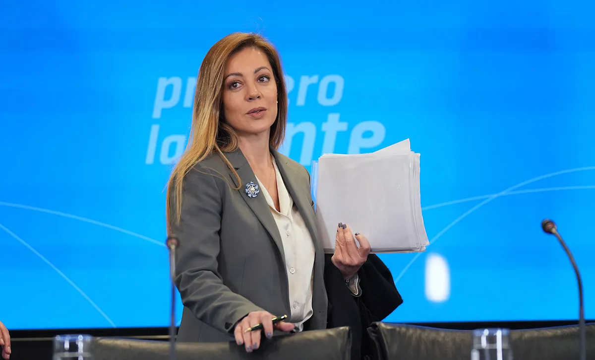 La secretaria de Energía, Flavia Royón, confirmó que habrá un ajuste en las tarifas de energía eléctrica en todo el país. La secretaria de Energía, Flavia Royón, confirmó que habrá un ajuste en las tarifas de energía eléctrica en todo el país.