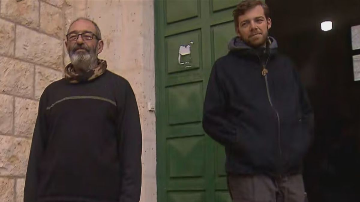 El padre Luis Montes y Marcos Cabezas brindan asistencia en una zona de conflicto.