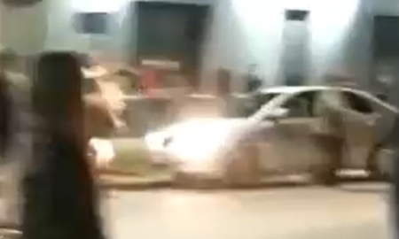 El conductor de un vehículo chocó y escapó del lugar a toda velocidad en Timbúes. El conductor de un vehículo chocó y escapó del lugar a toda velocidad en Timbúes.