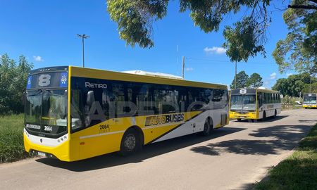 A raíz de los reiterados asaltos, los colectiveros de la línea 8 realizaron este lunes una asamblea y suspendieron el servicio durante la mañana. A raíz de los reiterados asaltos, los colectiveros de la línea 8 realizaron este lunes una asamblea y suspendieron el servicio durante la mañana.