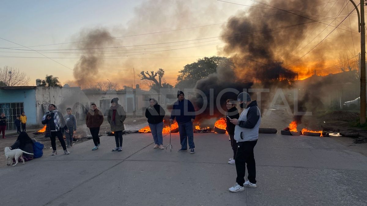 Los vecinos cortaron avenida Teniente Losa este lunes para reclamar la falta de energía eléctrica en el barrio.