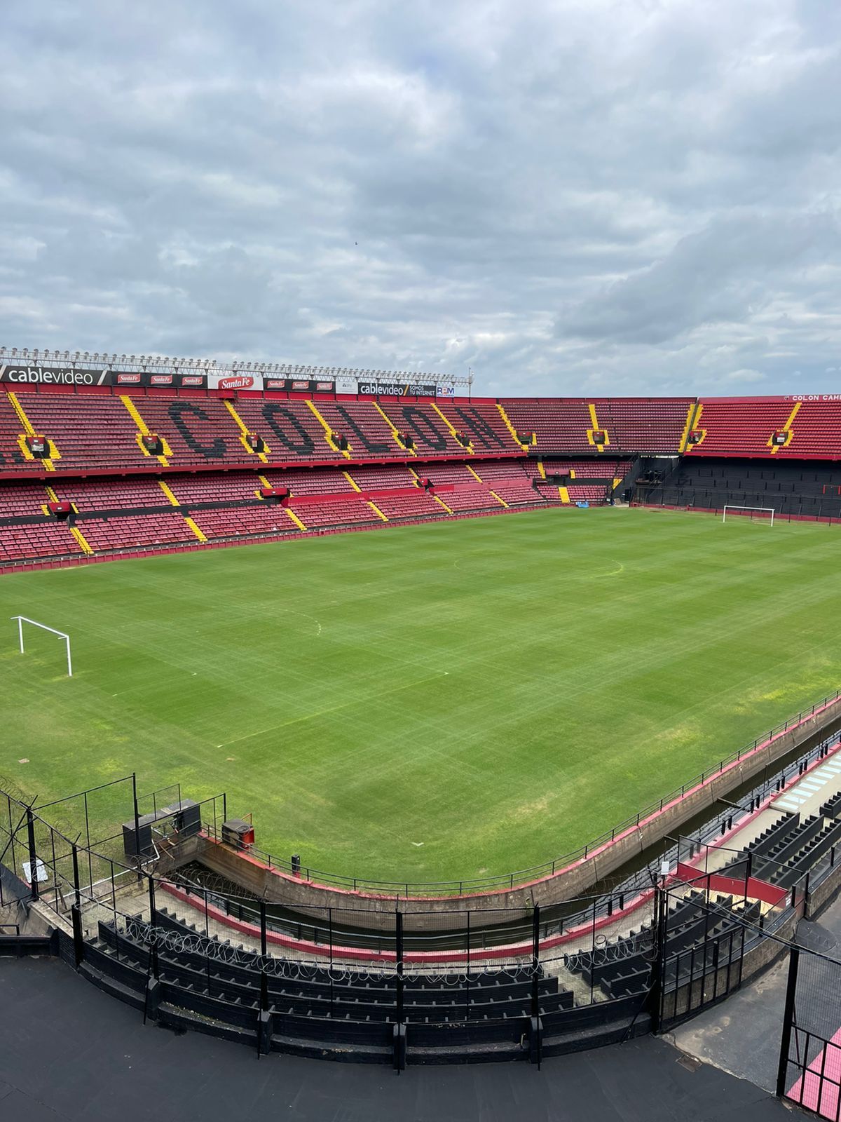 Así está la cancha de Colón a 24 horas del clásico.