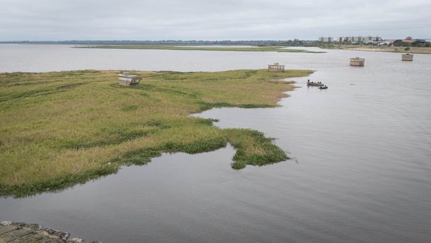 La bajante extrema iniciada en 2019 modificó la dinámica del sistema Setúbal-Leyes y favoreció la aparición de grandes masas de vegetación flotante que siguen llegando a Santa Fe. La bajante extrema iniciada en 2019 modificó la dinámica del sistema Setúbal-Leyes y favoreció la aparición de grandes masas de vegetación flotante que siguen llegando a Santa Fe.