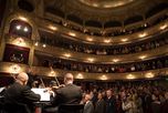 La noche del domingo, la Orquesta Sinfónica Provincial de Santa Fe ofreció su tradicional concierto de Gala ante una sala colmada. La noche del domingo, la Orquesta Sinfónica Provincial de Santa Fe ofreció su tradicional concierto de Gala ante una sala colmada.