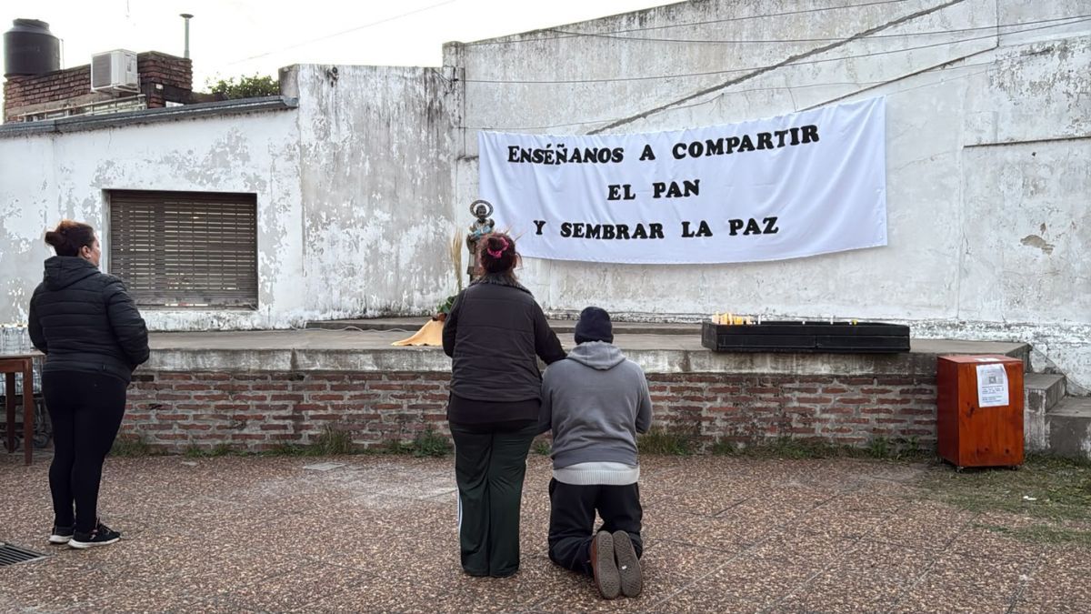 La parroquia de San Cayetano recibe a los devotos que participan de las primeras misas.