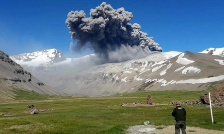 Alerta en Mendoza por la posible erupción de un volcán ubicado cerca de la frontera con Chile Alerta en Mendoza por la posible erupción de un volcán ubicado cerca de la frontera con Chile