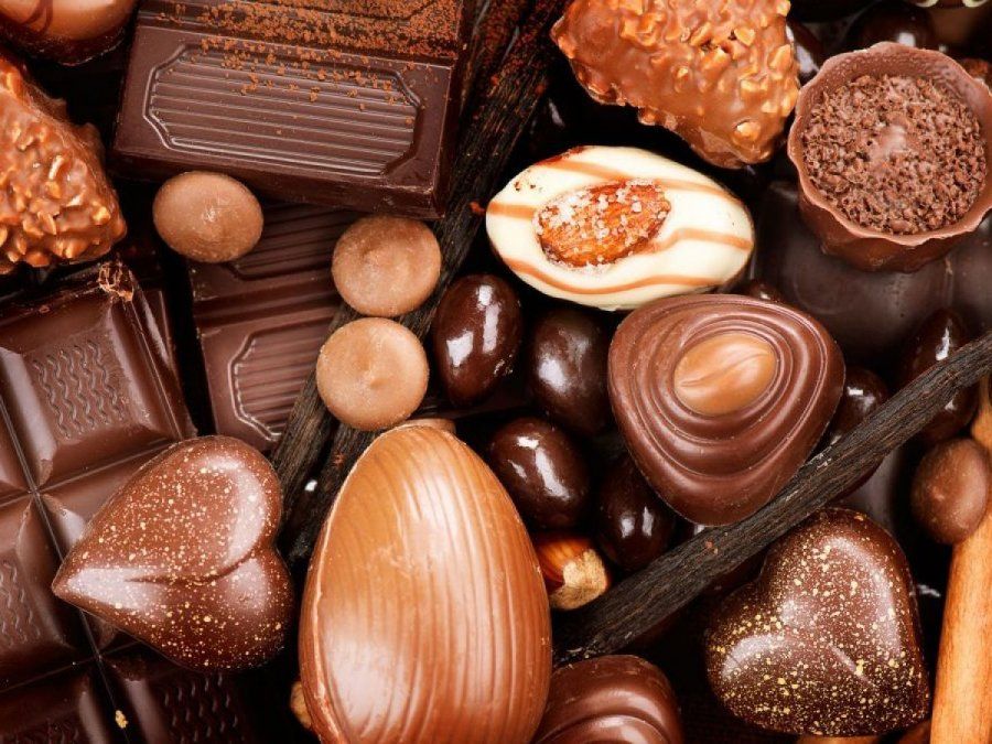 Le compró chocolates a su novia