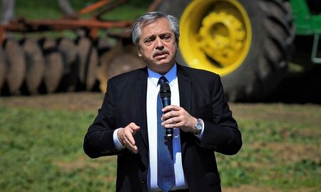 El mandatario propuso pensar en las retenciones como herramienta para desacoplar el precio interno de los alimentos del costo internacional. El mandatario propuso pensar en las retenciones como herramienta para desacoplar el precio interno de los alimentos del costo internacional.