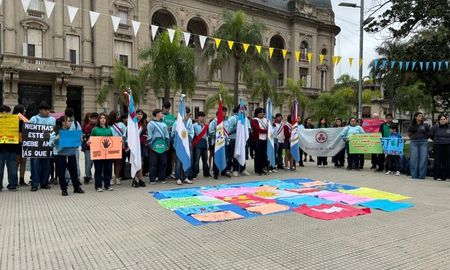 Alumnos de la escuela N° 3.098 Juan Marcos de la capital provincial realizaron una concentración este martes al mediodía en la Plaza 25 de Mayo, en contra de las amenazas virales. Alumnos de la escuela N° 3.098 Juan Marcos de la capital provincial realizaron una concentración este martes al mediodía en la Plaza 25 de Mayo, en contra de las amenazas virales.