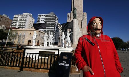 Homenaje a los 5 caídos de la serie La casa de papel en Rosario Homenaje a los 5 caídos de la serie La casa de papel en Rosario
