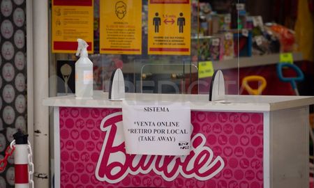 Los comercios de Santa Fe pueden mantener su puerta abierta pero con un mostrador que no permita el ingreso. Los comercios de Santa Fe pueden mantener su puerta abierta pero con un mostrador que no permita el ingreso.