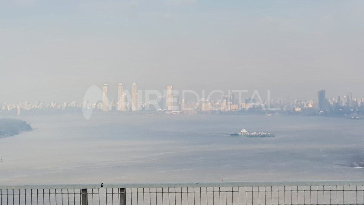 Vista de la ciudad de Rosario bajo el humo provocado por la quema de pastizales (Archivo).