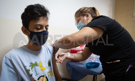 Las vacunas autorizadas para su uso en los y las adolescentes son las desarrolladas por los laboratorios Pfizer y Moderna. Las vacunas autorizadas para su uso en los y las adolescentes son las desarrolladas por los laboratorios Pfizer y Moderna.