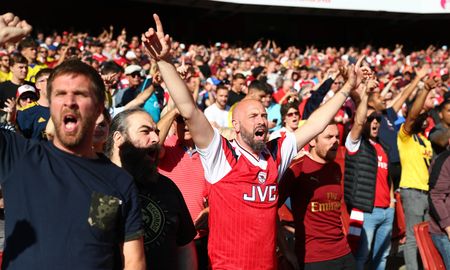 Después de tres décadas, la Premier League volverá a tener hinchas de pie en las tribunas. Después de tres décadas, la Premier League volverá a tener hinchas de pie en las tribunas.