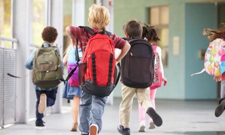 Vuelta al cole: cómo evitar que las mochilas dañen la espalda de los chicos