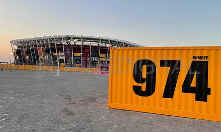 El estadio fue construido con 974 containers de colores. El estadio fue construido con 974 containers de colores.