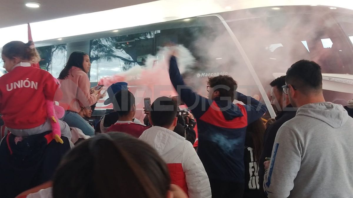 Hinchas de Unión apoyaron al plantel en el aeropuerto de Sauce Viejo
