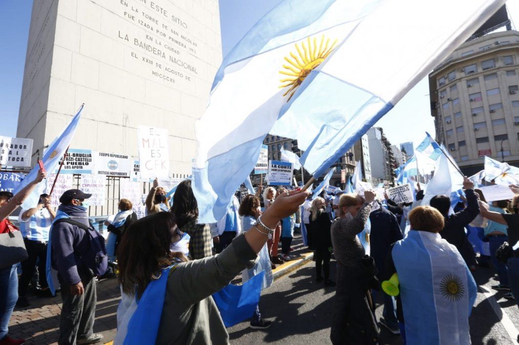{altText(<p>Este lunes se desarrolla la marcha del #12O en contra de las decisiones del gobierno nacional.&nbsp;</p>,Manifestantes se concentran en el Obelisco para protestar contra las políticas del gobierno)}