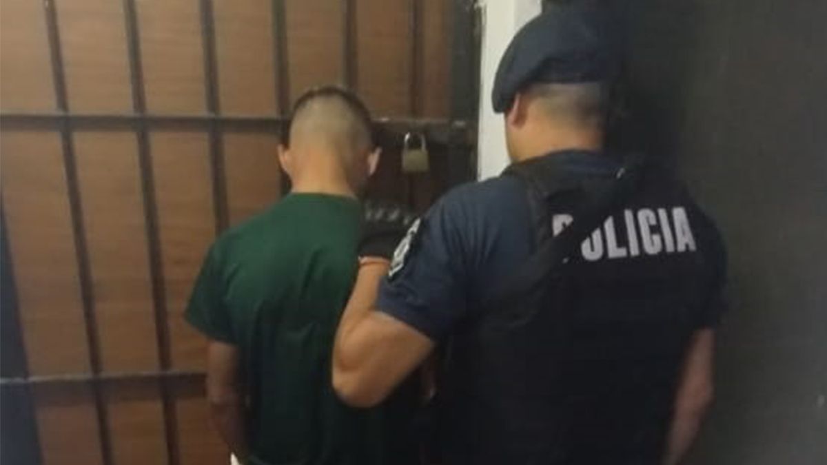 El ladrón quedó en manos de la policía y a disposición de la Justicia. El ladrón quedó en manos de la policía y a disposición de la Justicia.